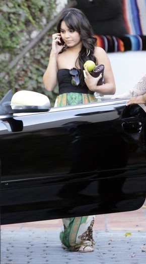 Vanessa+Hudgens+Out+Hollywood+m7Nx2KYJWwrl