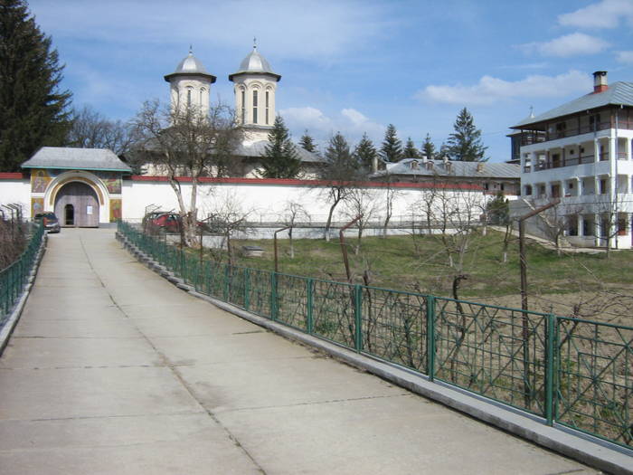 IMG_3455 - 2009-03-15 - Manastirea Balamuci -Sihastru