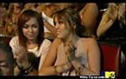 miley-cyrus_com-2009mtvmovieawards-31may09-audience-cap0004