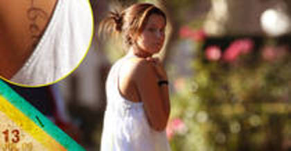 ZXNRTXBVLCFLFCVEVNR - ASHLEY TISDALE GETS A TATOO