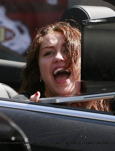 11rxi6x - Miley and her mother drive to Hollywood