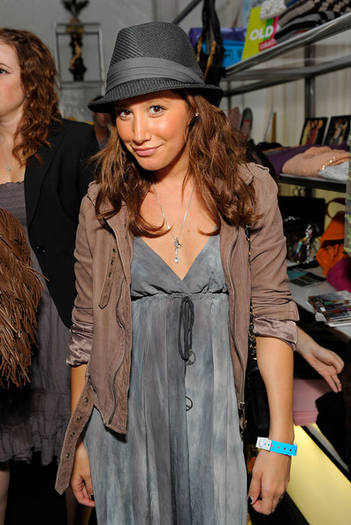 2008 American Music Awards Silver Spoon Gifting _Ocr40Ug2-Fl - album ptr TotalFanMileyCyrus a