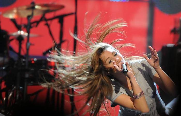 miley-cyrus_COM-kidsinagural-wearetbefutureconcert-2009jan19-004