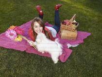 YVHKDOBITMBOUEOGTJW - Miley the picnic
