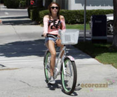 WAEALOCNKFVJKWMUGWX - miley pe bicicleta