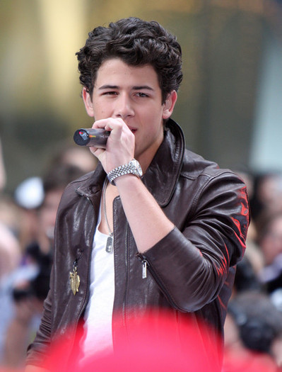 Nick JOnas perform (4) - Nick Jonas-Performing the show Wembley
