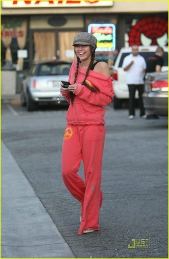 poza rara miley in treinic - niste poze cu mileyy