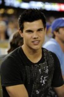  - Taylor Lautner prin Beverly Hills