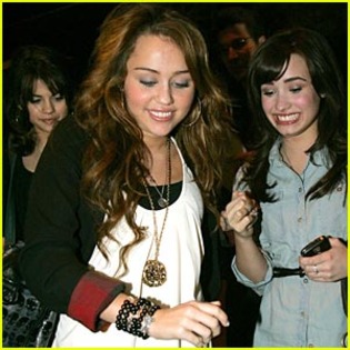 miley-selena-demi-koi-restaurant - Pentru fanii Miley Cyrus Hannah Montana