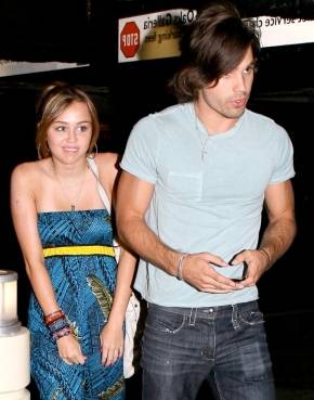 0-160336-mileycyrusjustingaston[1] - Miley paparazzi