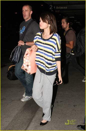 5e5qw6[1] - Selena Gomez is Stripe Silly