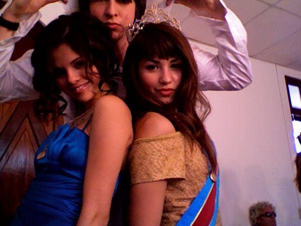 2009 - waaaaaaaw demi lovato si selena gomez jucand intr-un nou film