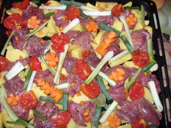 cartofi cu ficatei,ceapa verde,morcovi si rosii in bulion