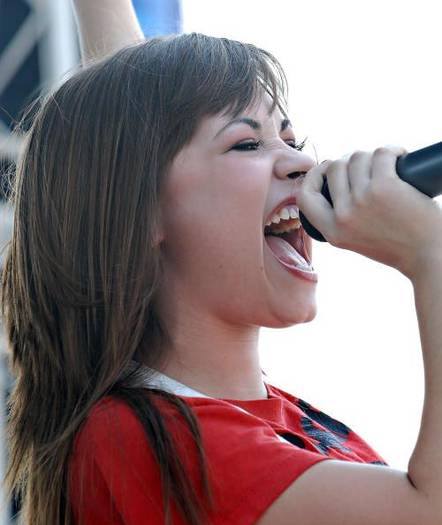 demilovato_net-festivalofballoons-0008 - demi lovato