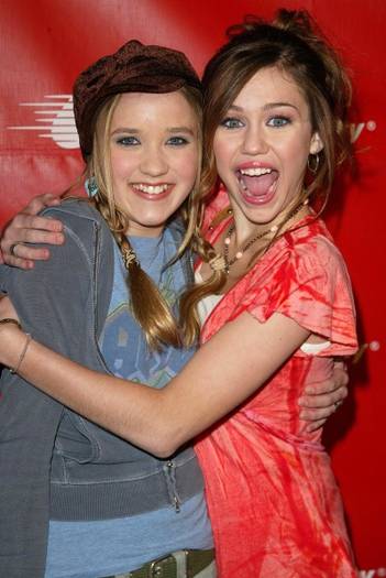 Miley si Emily in 2006