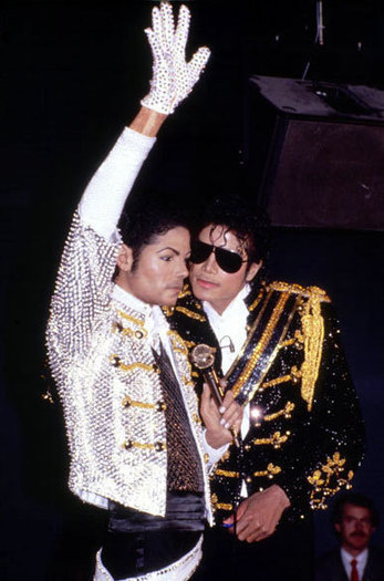 LMIBZBKZCONYRCSWWUR - Poze Michael Jackson imbracat in uniforme