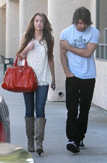 Miley+Cyrus+Justin+Gaston+Out+Breakfast+iPrVnCnHrmRl - miley cyrus