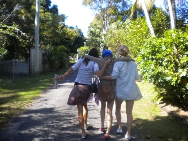 Phoebe-cariba-heine-and-phoebe-tonkin-7883555-604-453