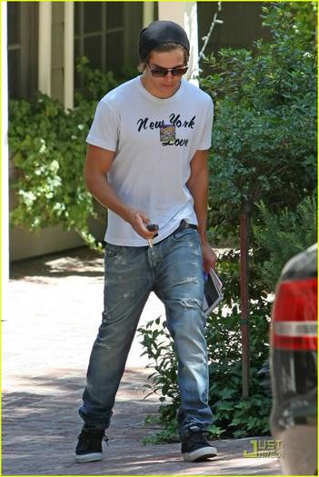 zac-efron-new-york-love-08