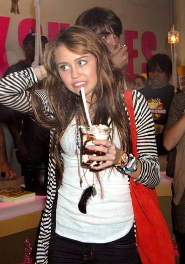 mmmmmmmmmmmmmm - aici sunt doar poze cu miley cyrus-hannah montana