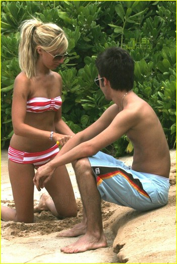 ashley-tisdale-hawaii-03