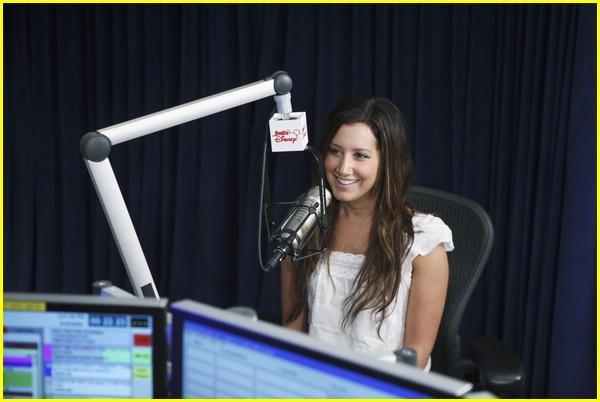 ashley-tisdale-radio-disney-01 - ASHLEY TISDALE POZE RARE