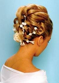 Bride_hairstyle_with_flowers_clips_blonde_hair[1] - coafuri