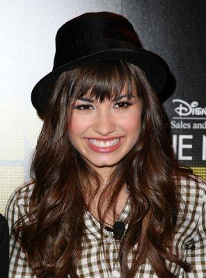 demi-lovato-in-black-hat1 - Demi Lovato