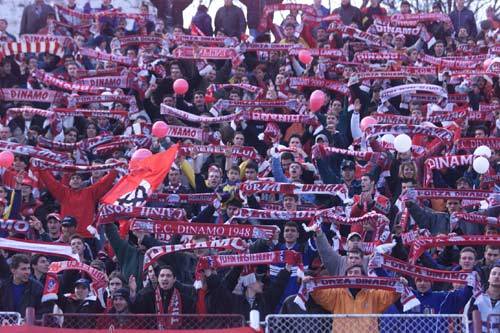 2003_11_25_13_15_42_suporteri_[1] - DINAMO