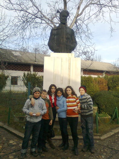 Imagine1370; La statuia lui Mihai Viteazul din fata Manastirii Dealu.
