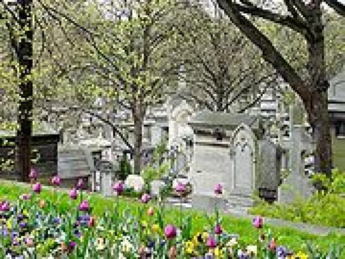 180px-Pere_Lachaise_looking_down_the_hill