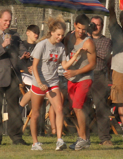 Taylor+Lautner+Flips+Taylor+Swift+T7ikOJ460BGl