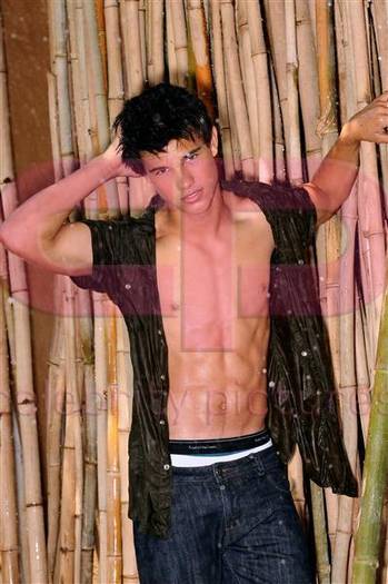 taylor_lautner_shirtless_5 - Taylor Lautner