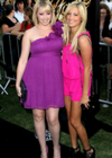 thumb_012 - ASHLEY TISDALE SUPER FRUMOASE IN PINK