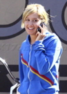 thumb_006 - ASHLEY TISDALE 6 OCTOMBRIE 2009 CU BICICLETA