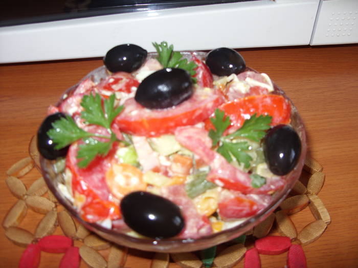 salata delicioasa cu kaiser,legume de sezon(pastai,rosii,casrtaveti,ceapa,mazare,oua si maioneza!