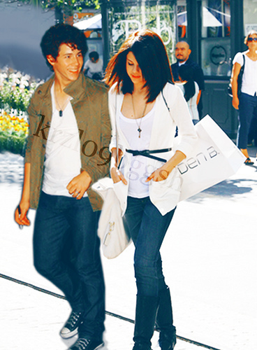 Nelena-3-selena-gomez-8193251-368-500
