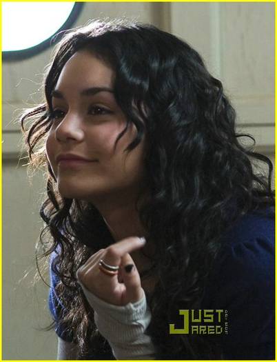 vanessa-hudgens-aly-michalka-bandslam-stills-01