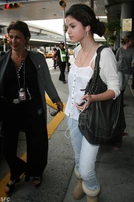 normal_007 - Selena  Arriving at the airport in NY