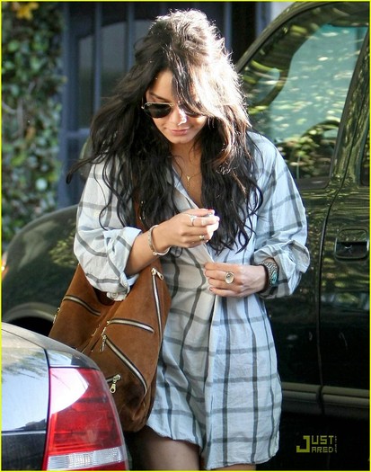 6 - Vanessa Hudgens is Pantless Playful