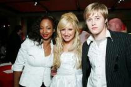 lucasssss - ASHLEY TISDALE SI LUCAS GRABEEL