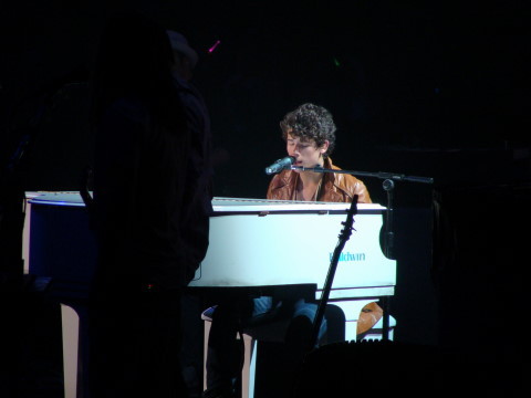 Nick%20Jonas%20at%20the%20Piano%20during%20Filming%20of%203D%20Movie%20in%20Anaheim,%20CA - Nick canta la pian