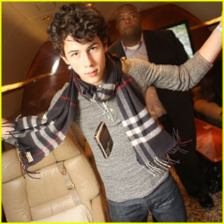 nick-jonas-blackberry-floating - Pt-CluburiSuperTari1