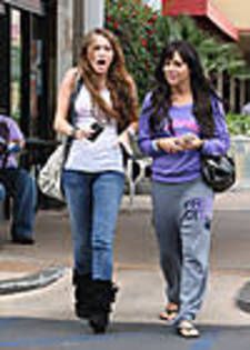 miley-cyrus_COM-tolucalake2009may30-mandyjiroux034