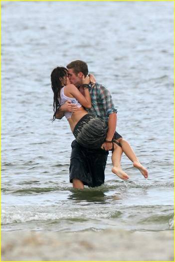 miley-cyrus-liam-hemswroth-kiss-01 - Miley Cyrus and Liam Hemsworth-Last Song Kiss