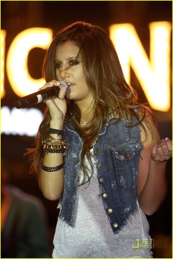 30hy6xh[1] - Ashley Tisdale is an Americana Girl