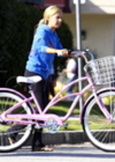 thumb_027 - ASHLEY TISDALE 6 OCTOMBRIE 2009 CU BICICLETA