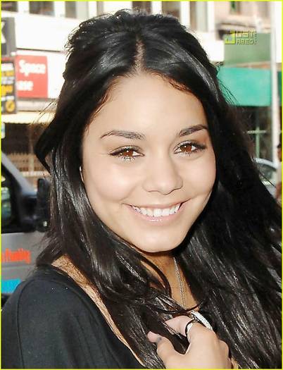 vanessa-hudgens-purple-pumps-03