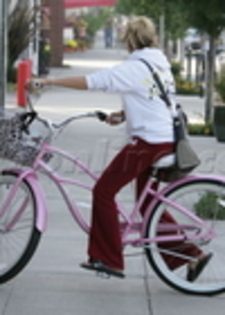 thumb_005 - ASHLEY TISDALE SI SCOOT SPEER 27 OCTOMBRIE 2009