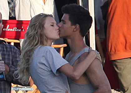 taylor-set-kissing-taylor